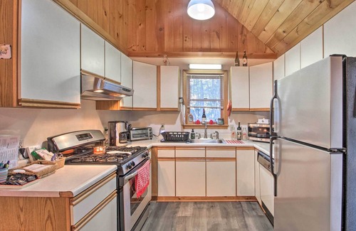 Eidelweiss Village Cabin | Lakeview Forest Cabin w/Deck < 1/2 Mile to Beach!