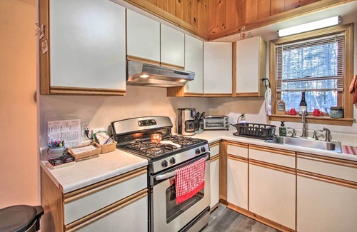 Eidelweiss Village Cabin | Lakeview Forest Cabin w/Deck < 1/2 Mile to Beach!