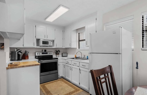 Myrtle Beach House | Lakeview Getaway: Ground-Level 3BR Near Beach