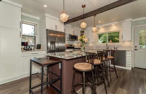 Willobee On The Lake Cottage | Lakeview Happy Days Cozy Cottage