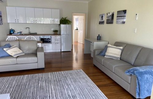 Upper Coomera Apartment | Lakeview Haven at the base of Mt Tambourine