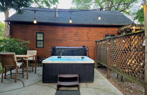 Silver Creek Cabin | LAKEVIEW Hot Tub Retreat Near Wineries!