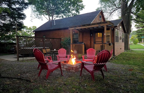 Silver Creek Cabin | LAKEVIEW Hot Tub Retreat Near Wineries!