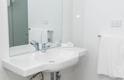 Oak Flats Hotel | Lakeview Hotel Motel