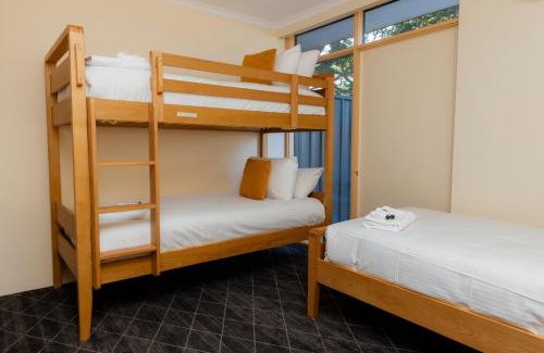 Oak Flats Hotel | Lakeview Hotel Motel