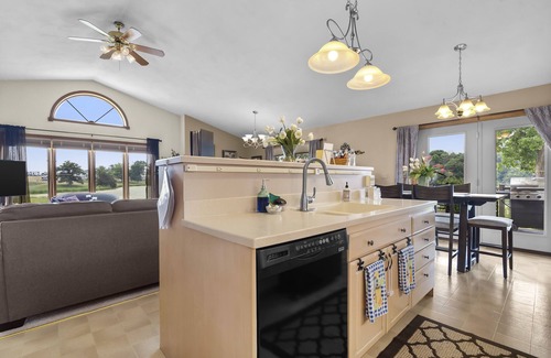 Delhi House | Lakeview Living - MAIN LIVING - Vacation home rental