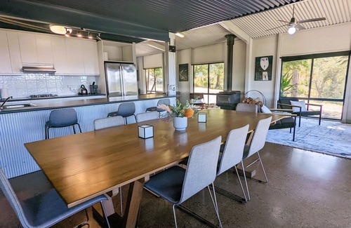 Mountain Bay Cabin | Lakeview Lodge - Executive family accommodation close to Lake Eildon.