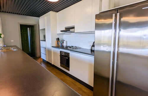 Mountain Bay Cabin | Lakeview Lodge - Executive family accommodation close to Lake Eildon.