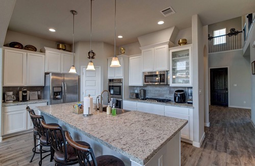 Missouri City House | Lakeview Mansion – A Chic Estate