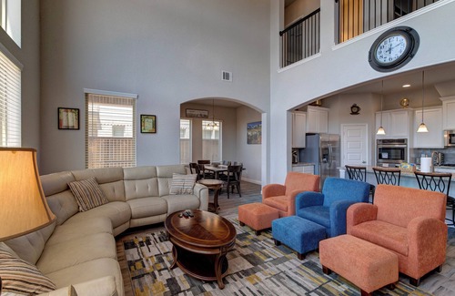 Missouri City House | Lakeview Mansion – A Chic Estate