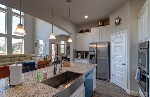 Missouri City House | Lakeview Mansion – A Chic Estate