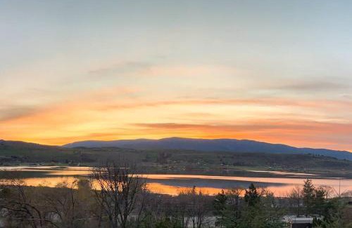 Vernon House | Lakeviews, big yard/deck, minutes to Silver Star/Golf/Wineries.