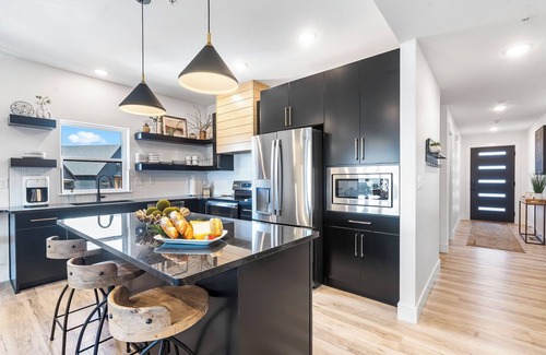 Hollister House | Lakeviews- Free Tickets Daily- Private Hot Tub- Community Indoor Pool