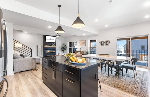 Hollister House | Lakeviews- Free Tickets Daily- Private Hot Tub- Community Indoor Pool