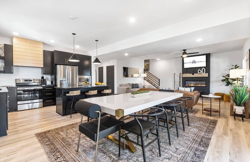 Hollister House | Lakeviews- Free Tickets Daily- Private Hot Tub- Community Indoor Pool
