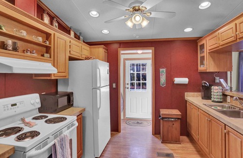 Calvin House | Lakeway Getaway- Aunt Susie's Raystown Lake