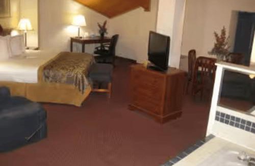 Dowagiac Hotel | LakeWood Inn & Suites