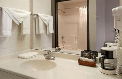 Dowagiac Hotel | LakeWood Inn & Suites