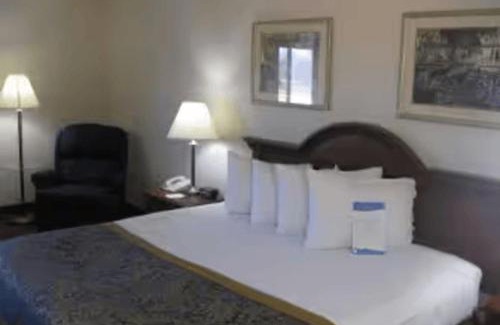 Dowagiac Hotel | LakeWood Inn & Suites