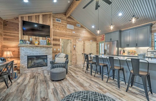 Canyon Lake Cabin | 'Lakewood Secret' Cabin ~ 4 Mi to The Lake!