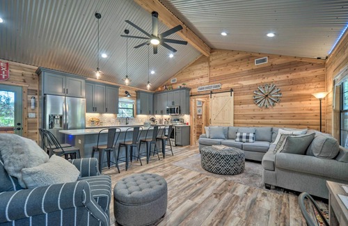Canyon Lake Cabin | 'Lakewood Secret' Cabin ~ 4 Mi to The Lake!