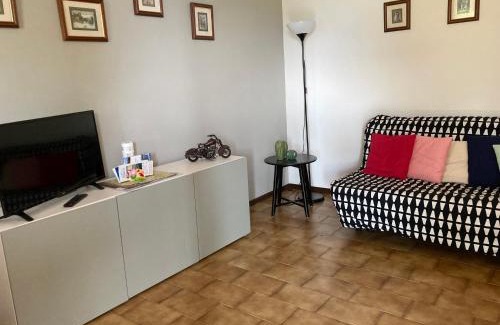 Fiumelatte Apartment | Lallas Home with garden and lake view