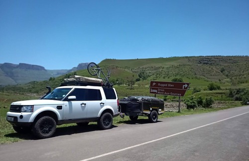 Hilton House | Land Rover Discovery, roof top tent and off road trailer with driver
