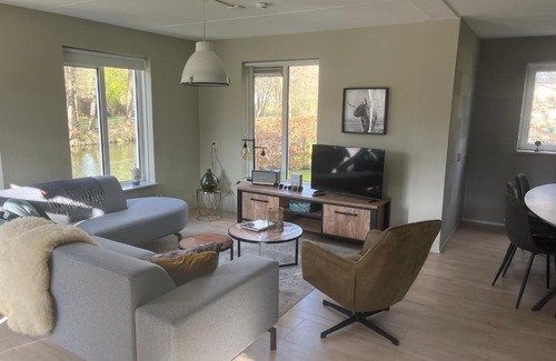 Westerbork House | Landhuis op mooi park aan het water