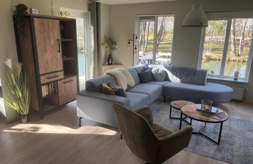 Westerbork House | Landhuis op mooi park aan het water