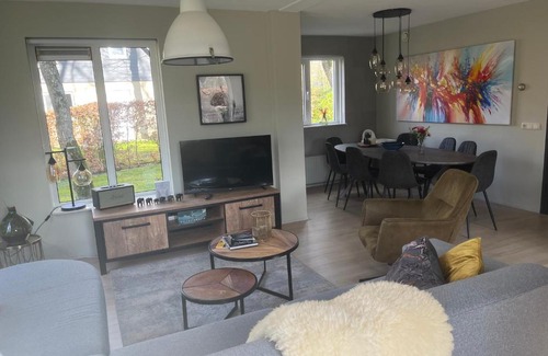 Westerbork House | Landhuis op mooi park aan het water
