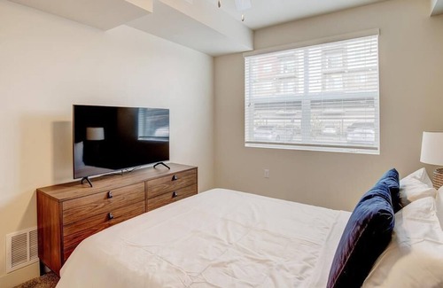 People's Freeway Apartment | Landing at 21LUX - 1 Bedroom in Ballpark