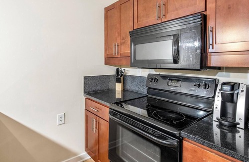 Petersburg Apartment | Landing at Perry Street Lofts - 1 Bedroom in Pe.
