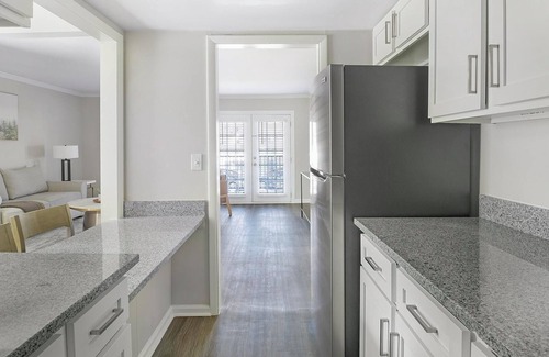 Homewood Apartment | Landing at The Brookwood - 1 Bedroom in Downtow.