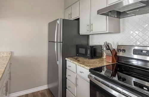 Royal Ridge Apartment | Landing at The Lynx - 1 Bedroom in Northeast Side