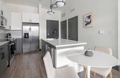Southbank Apartment | Landing | Chic 1BD, Gym, Pool