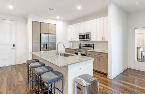 Fate Apartment | Landing | Chic 2BD, Gym, Pool