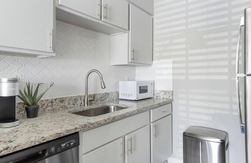 Royal Ridge Apartment | Landing | Incredible 1BD, Clubhouse, Gym