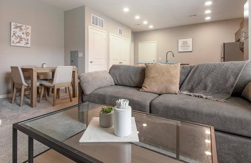 Chesterfield Apartment | Landing | Spectacular 1BD, Courtyard, Gym
