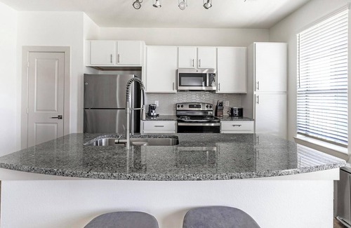 Waller Apartment | Landing | Spectacular 3BD, Gym, Pool