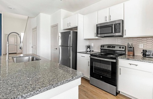 Waller Apartment | Landing | Spectacular 3BD, Gym, Pool