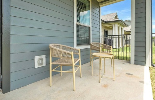 Waller Apartment | Landing | Spectacular 3BD, Gym, Pool