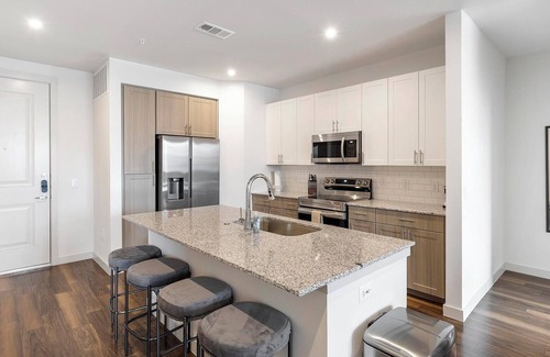 Fate Apartment | Landing | Stylish 2BD, Gym, Pool