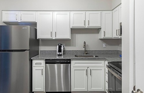 Homewood Apartment | Landing | Stylish 2BD, Gym, Pool