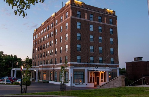 Marquette Hotel | Landmark Inn