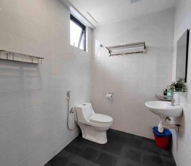 Kampung Bukit Dukong Apartment | Landmark2 Spacious Studio w Wi-Fi Netflix
