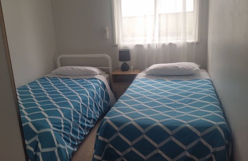 Mount Warrigal House | Landy's Holiday House: Between the lake and the Ocean