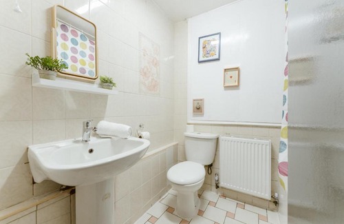 Lansbury House | Langdon Park DLR beds to stay