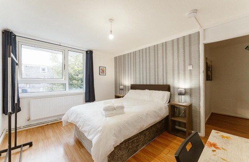 Lansbury House | Langdon Park DLR beds to stay
