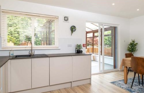 Dundee Apartment | Langley House, 5 bed, all doubles with Smart TV, 3 bath, 2 lounges, FULLY equipped kitchen, FREE parking, PERFECT for BUSINESS, TRADES, GOLF and relocation 5 Min to EDEN and Port projects Wifi, Smart Tv, garden, dishwasher