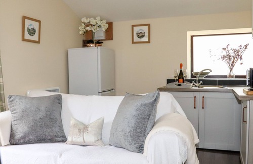 Lanlivery Cottage | LANNLYVRI LODGE, pet friendly in Lostwithiel